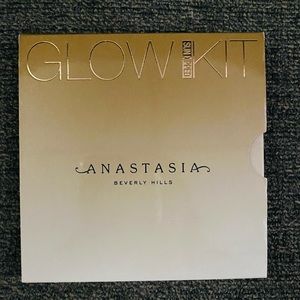 Anastasia Beverly Hills
Glow Kit® Bronzing Pallet BRAND NEW